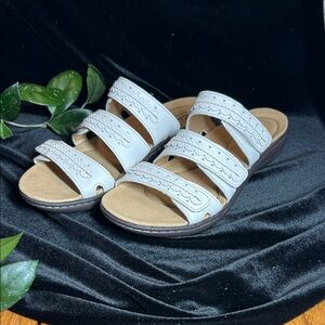 NWT CLARKS WHITE SANDALS GOLD ACCENTS 9.5